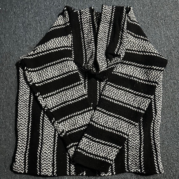 Earth rags sweater nothing wrong with it it’s in perfect condition - Picture 3 of 3